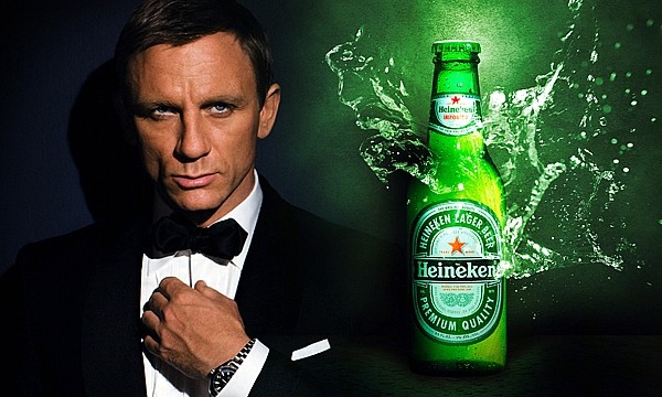 James Bond e uma garrafa de Heineken
